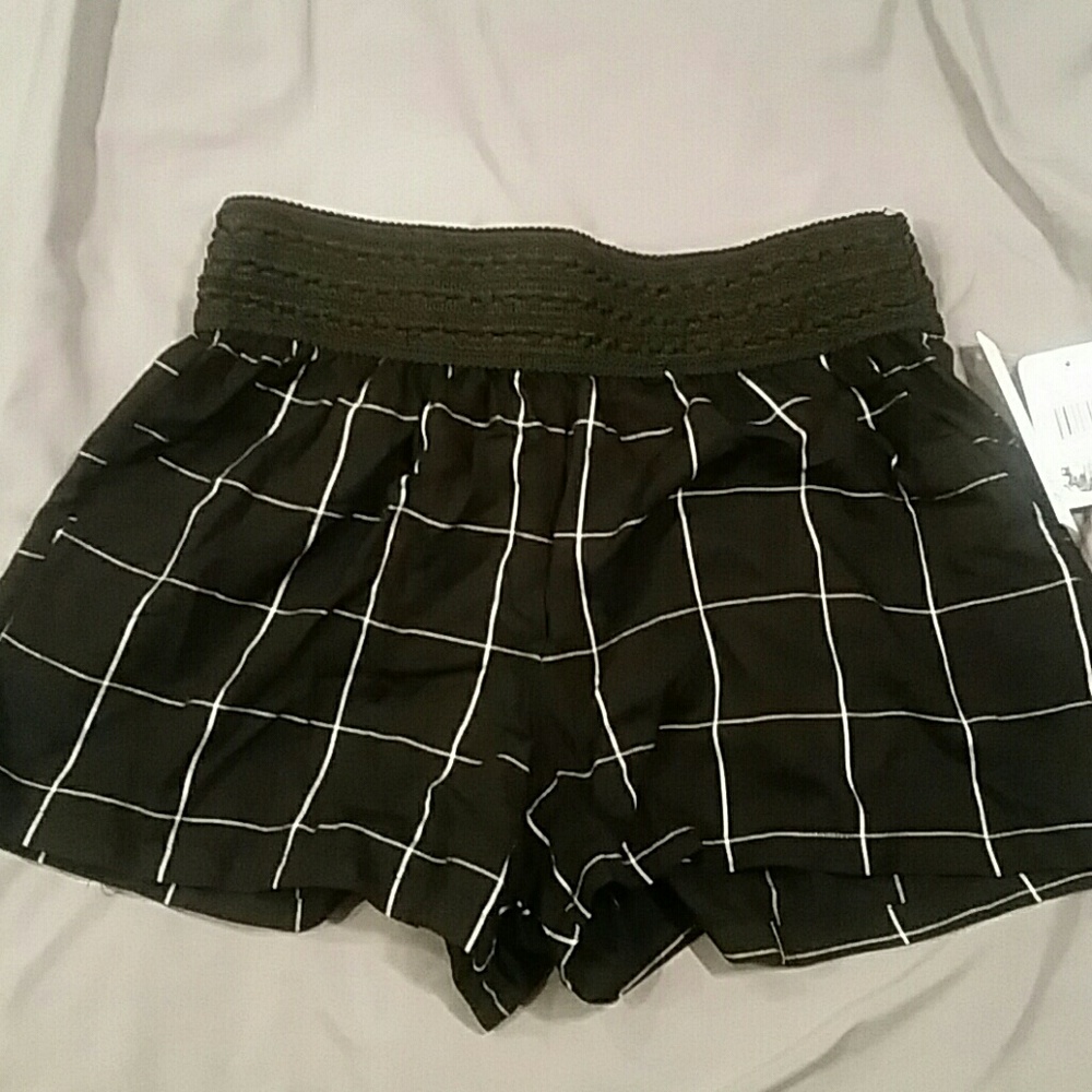 Sold!!!NWT  Black & white shorts w/ pockets sz L